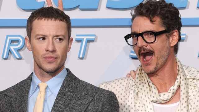 Joseph Quinn faz Pedro Pascal gritar em blooper engraçado