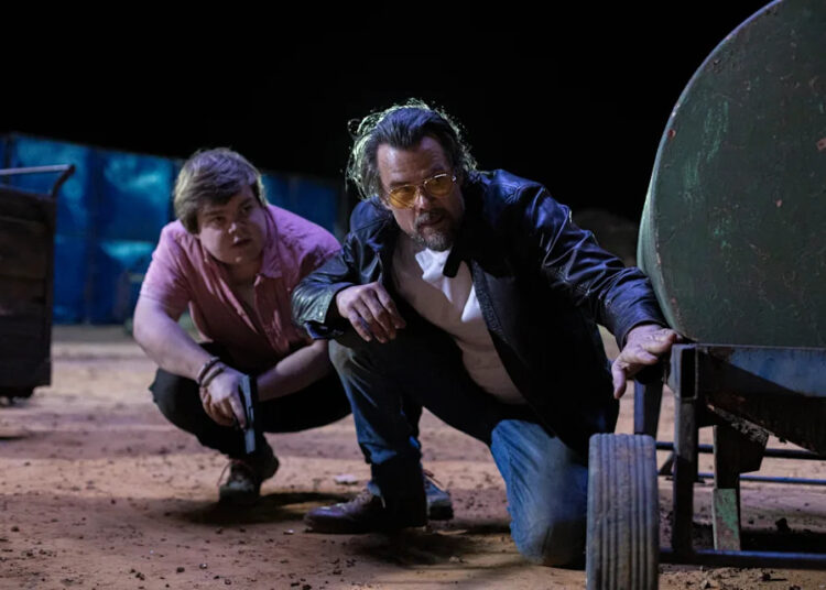 Josh Duhamel é um homem de sucesso lavado treinando um adolescente Larping em comédia de ação 'sem desculpas'
