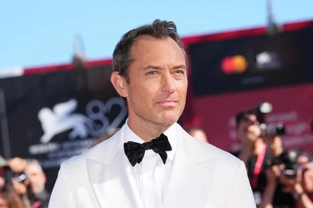 Jude Law defende um novo filme no qual ele interpreta Vladimir Putin