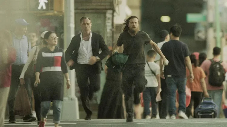 Jude Law e Jason Bateman tocam irmãos muito diferentes no 'coelho preto' imperdível da Netflix