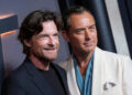 Jude Law está bem no coelho preto, mas Jason Bateman é a verdadeira estrela
