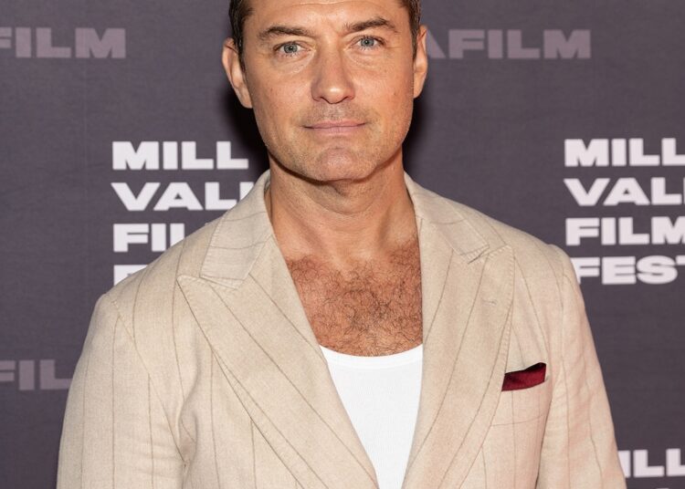Jude Law na reinicialização da série de TV de férias