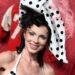 Julia Fox bate em Marie Antoinette-Core com cachos de anel