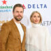 Julianne Hough diz que os fãs costumavam pensar que ela era casada com o irmão Derek após a performance de Rumba
