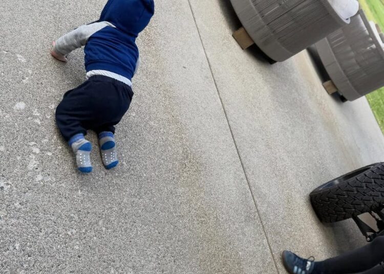Justin Bieber compartilha fotos do filho Jack aprendendo a andar