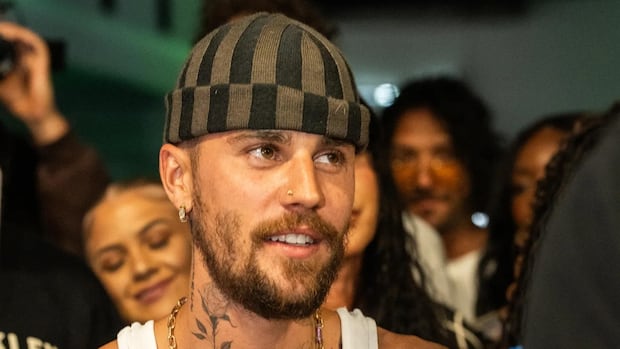 Justin Bieber está de volta a se formar no novo álbum Swag II