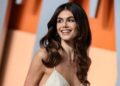 Kaia Gerber escolhe o topo do pescoço Deep-V para a data de Lewis Pullman