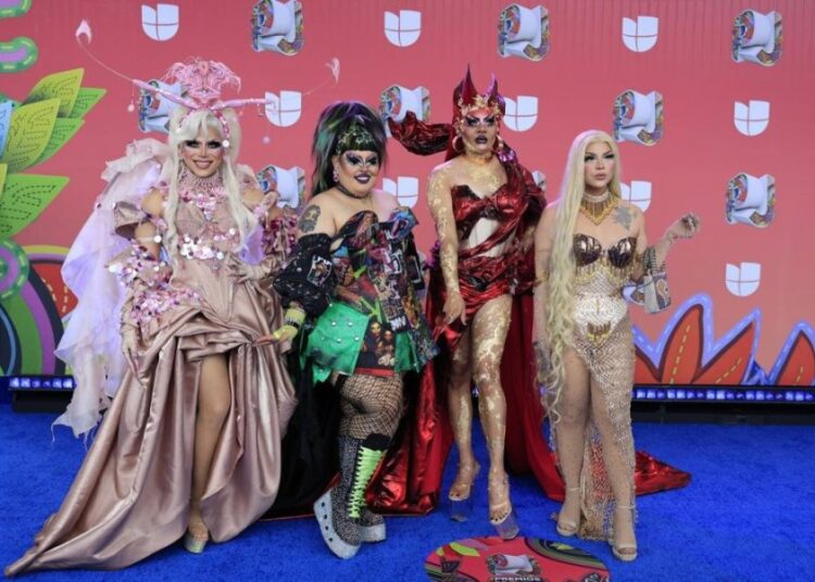 Karol G, Bad Bunny Shine como Premios Juventud chega ao Panamá