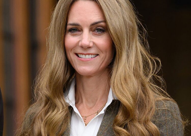 Kate Middleton de volta à morena depois de estrear cabelos loiros