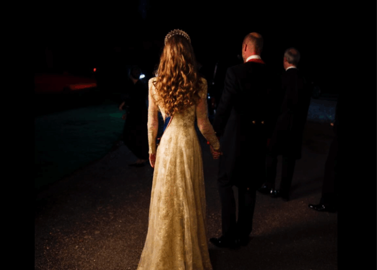 Kate Middleton e Prince William quebram o Big Royal Protocol com PDA raro capturado na câmera
