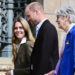 Kate Middleton e o príncipe William fazem o primeiro retorno conjunto às funções reais após as férias de verão - e serem pegas na chuva!
