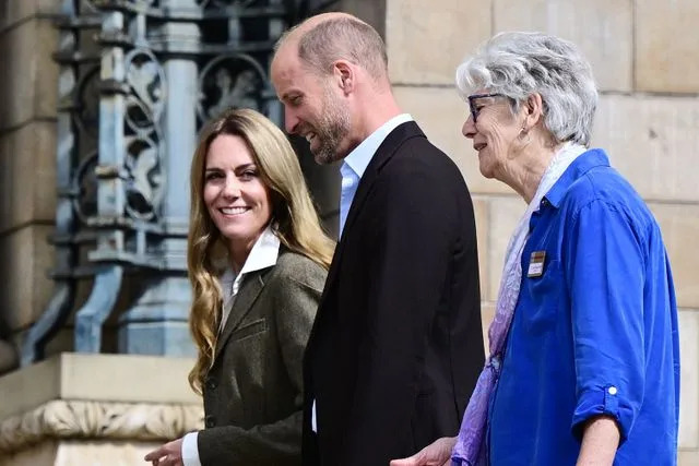 Kate Middleton e o príncipe William fazem o primeiro retorno conjunto às funções reais após as férias de verão - e serem pegas na chuva!