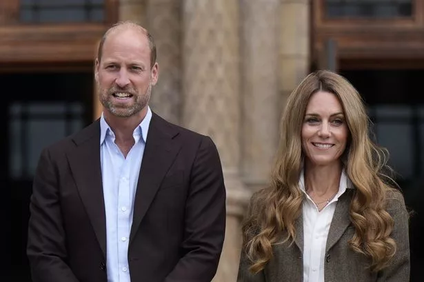 Kate Middleton mostra impressionantes novos cabelos loiros em troca de tarefas reais com William