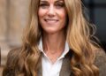 Kate Middleton mostra novos cabelos loiros na visita real com o príncipe William