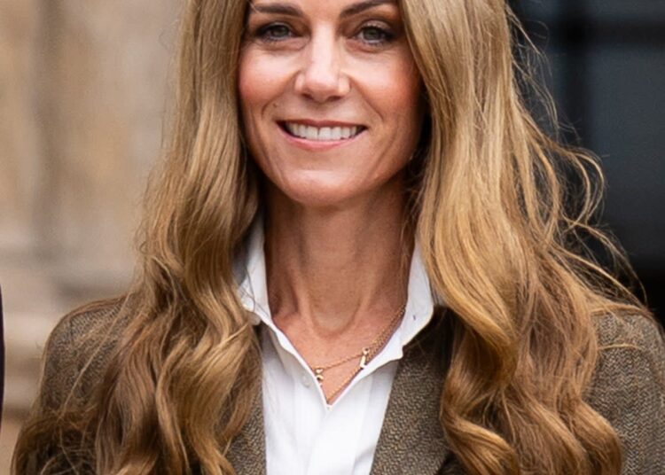 Kate Middleton mostra novos cabelos loiros na visita real com o príncipe William