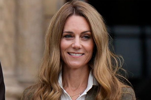 Kate Middleton sai com novos cabelos loiros enquanto retorna às funções reais com o príncipe William