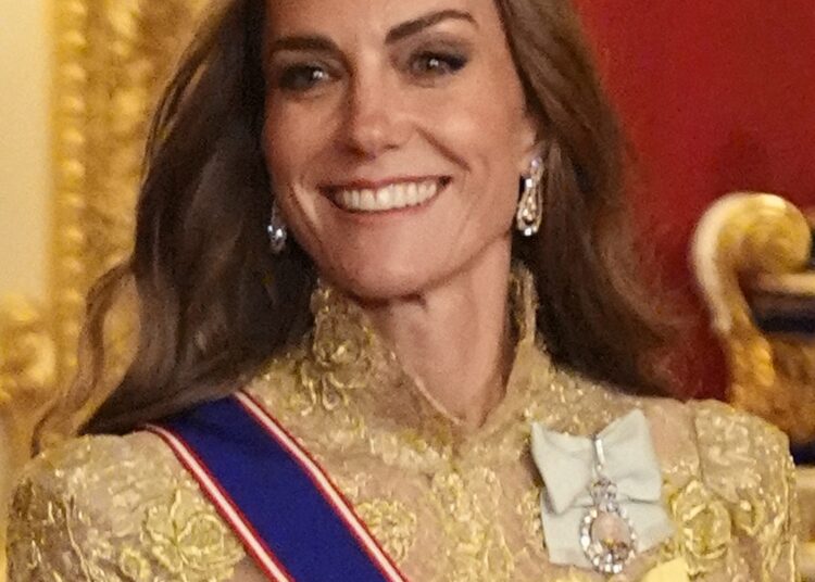 Kate Middleton usa a tiara da princesa Diana no banquete estadual