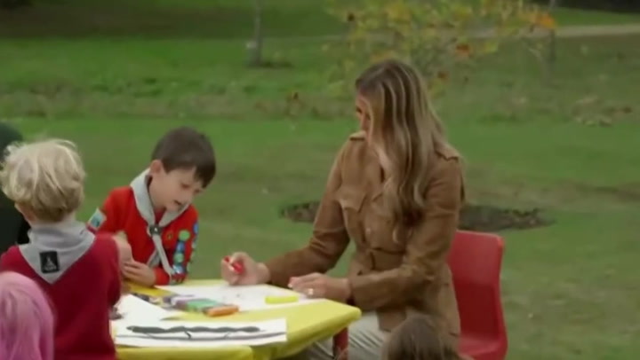 Kate e Melania compartilham um momento doce com jovens olheiros na visita real | Notícias