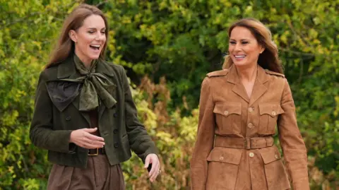 Kate e Melania desfrutam de doces enquanto hospedam escoteiros