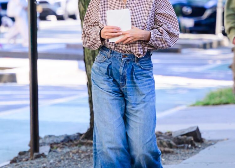 Katie Holmes testa a tendência do tênis de balé com o par de US $ 720 de Jennifer Lopez