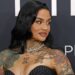 Kehlani vestindo uma peça preta em negrito é difícil de ignorar