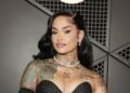 Kehlani vestindo uma peça preta em negrito é uma virada na cabeça