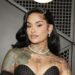 Kehlani vestindo uma peça preta em negrito é uma virada na cabeça