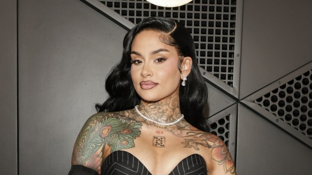 Kehlani vestindo uma peça preta em negrito é uma virada na cabeça
