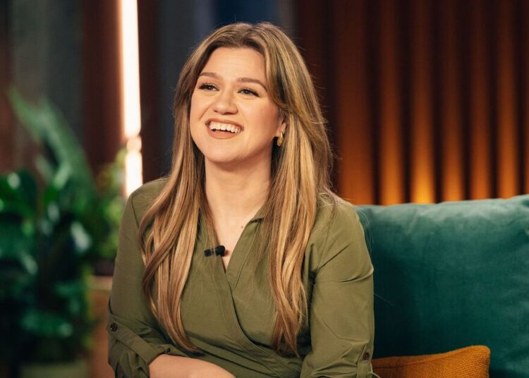 Kelly Clarkson define data de retorno de talk show após a morte de ex - Notícias de celebridades - entretenimento