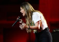 Kelly Clarkson organiza o primeiro episódio de talk show desde a morte de Brandon Blackstock