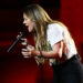 Kelly Clarkson organiza o primeiro episódio de talk show desde a morte de Brandon Blackstock