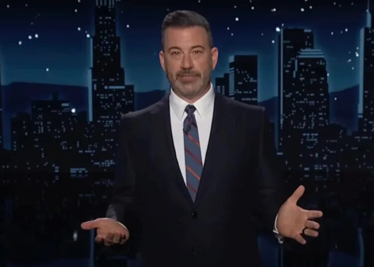 Kelly Ripa & Mark Consuelos dizem que a Disney fez a 'coisa certa' trazendo Jimmy Kimmel de volta ao ar