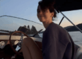 Kendall Jenner é sem esforço enquanto dirige um barco em um novo vídeo