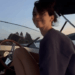 Kendall Jenner é sem esforço enquanto dirige um barco em um novo vídeo