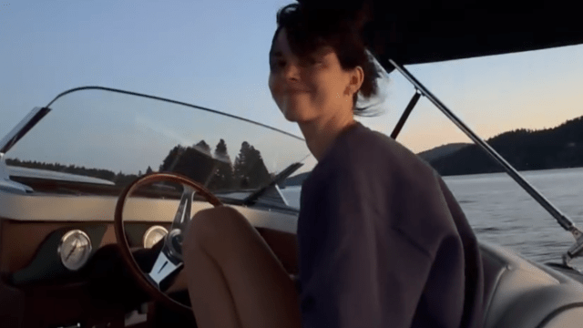 Kendall Jenner é sem esforço enquanto dirige um barco em um novo vídeo
