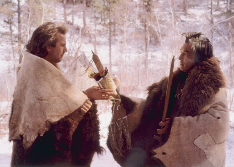 Kevin Costner Honors 'Dances with Wolves' Costar Graham Greene: 'Um mestre no trabalho'