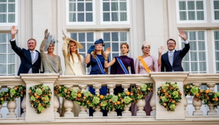 King Willem-Alexander lidera a família real na aparição da varanda após o discurso-chave