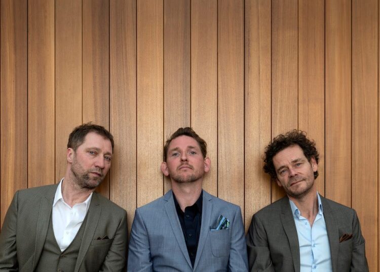 Kraak e Smak compartilham novo single vívido "Travel Light"