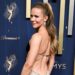 Kristen Bell opta por um vestido sem costas no Emmys 2025