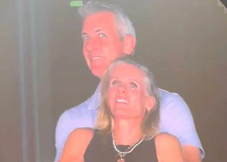 Kristin Cabot, a mulher vista com o CEO da astrônomo na saga do Coldplay 'Kiss Cam', arquiva o divórcio de seu marido: relatório