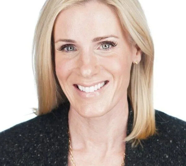 Kristin Cabot se move para se divorciar de seu marido CEO depois de ser pega com seu chefe em uma câmera de beijo no Coldplay