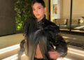 Kylie Jenner mata em minissaia e jaqueta desabotoada, os fãs enlouquecem