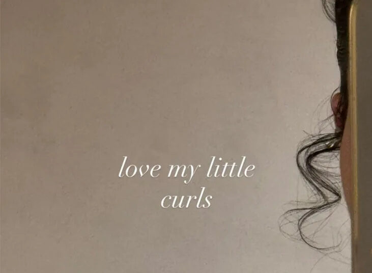 Kylie Jenner mostra cabelos cacheados naturais em foto rara
