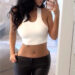 Kylie Jenner mostra seu abdômen bronzeado no topo da colheita branca