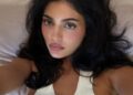 Kylie Jenner mostra seu corpo tonificado em sutiã e calças