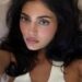 Kylie Jenner mostra seu corpo tonificado em sutiã e calças