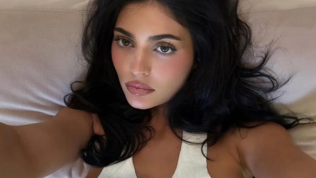 Kylie Jenner mostra seu corpo tonificado em sutiã e calças