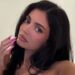Kylie Jenner posa em ângulos únicos para a promoção de Kylie Cosmetics