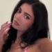 Kylie Jenner sabe uma coisa ou duas sobre usar apenas sutiãs
