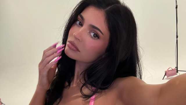 Kylie Jenner sabe uma coisa ou duas sobre usar apenas sutiãs